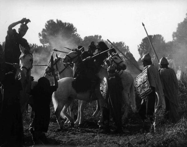 Set del film "Attila" - Regia Pietro Francisci - 1954 - Soldati a cavallo in battaglia