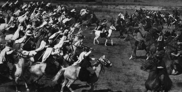 Set del film "Attila" - Regia Pietro Francisci - 1954 - Soldati a cavallo in battaglia