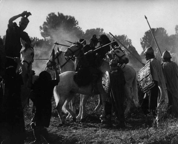 Set del film "Attila" - Regia Pietro Francisci - 1954 - Soldati a cavallo in battaglia