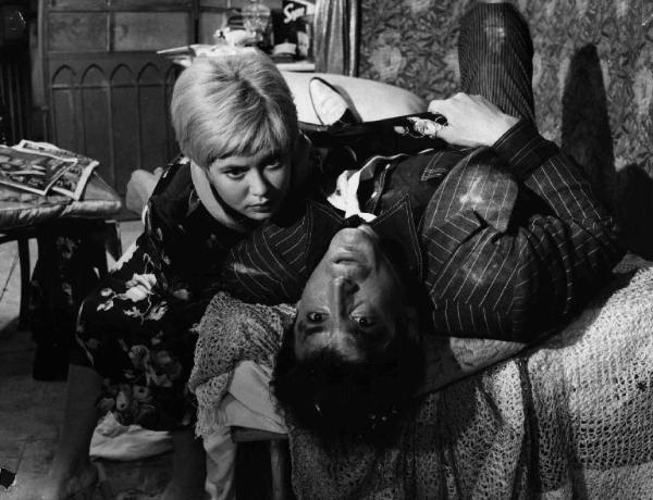Scena del film "Audace colpo dei soliti ignoti" - Regia Nanni Loy - 1959 - Gli attori Vicky Ludovisi e Vittorio Gassman sul letto