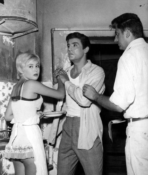 Set del film "Audace colpo dei soliti ignoti" - Regia Nanni Loy - 1959 - Il regista Nanni Loy e gli attori Vittorio Gassman e Vicky Ludovisi