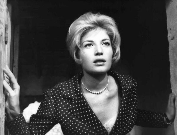 Scena del film "L'avventura" - Regia Michelangelo Antonioni - 1960 - L'attrice Monica Vitti