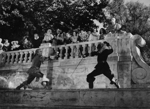 Scena del film "Un'avventura di Salvator Rosa" - Regia Alessandro Blasetti - 1940 - Gli attori Osvaldo Valenti e Gino Cervi, in maschera, si sfidano a duello di spade