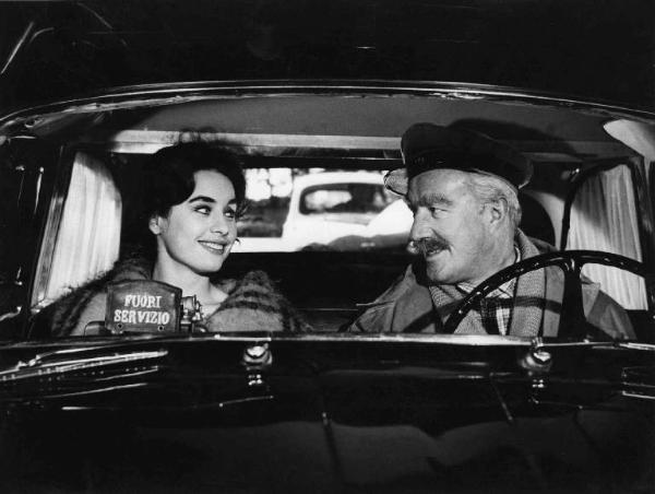 Scena del film "Ballerina e buon Dio" - Regia Antonio Leonviola - 1958 - Gli attori Wera Cecova e Vittorio De Sica in automobile