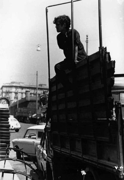 Set del film documentario "I bambini e noi" - Regia Luigi Comencini - 1970 - Un bambino a bordo di un camioncino