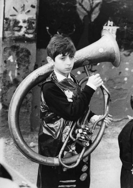 Set del film documentario "I bambini e noi" - Regia Luigi Comencini - 1970 - Un bambino pronto a suonare un corno