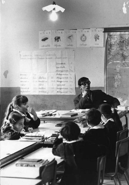 Set del film documentario "I bambini e noi" - Regia Luigi Comencini - 1970 - Maestro e alunni in classe a scuola