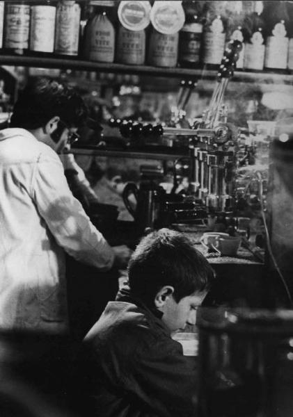 Set del film documentario "I bambini e noi" - Regia Luigi Comencini - 1970 - Un bambino in un bar