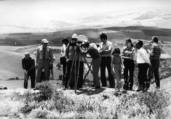 Set del film documentario "I bambini e noi" - Regia Luigi Comencini - 1970 - Il regista Luigi Comencini sul set con gli operatori della troupe