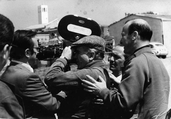 Set del film documentario "I bambini e noi" - Regia Luigi Comencini - 1970 - Il regista Luigi Comencini dietro la macchina da presa