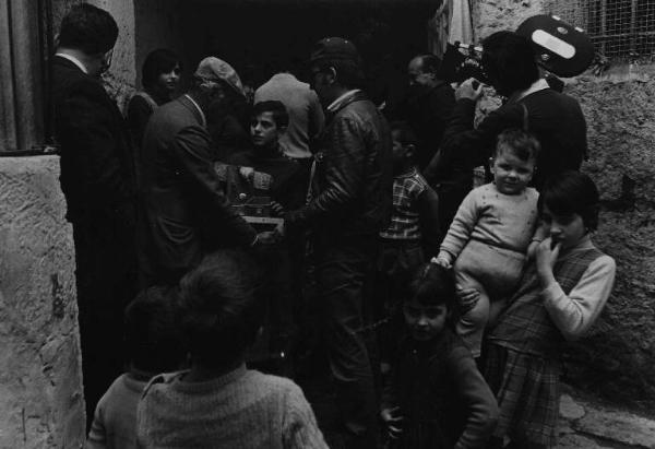 Set del film documentario "I bambini e noi" - Regia Luigi Comencini - 1970 - Il regista Luigi Comencini con bambini e gli operatori della troupe