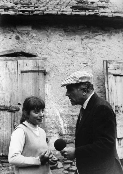 Set del film documentario "I bambini e noi" - Regia Luigi Comencini - 1970 - Il regista Luigi Comencini intervista una bambina