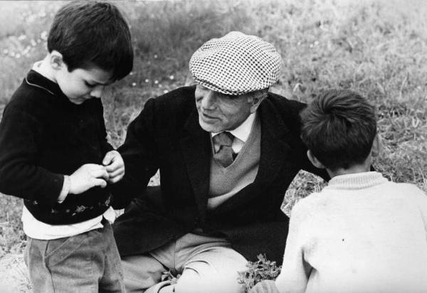 Set del film documentario "I bambini e noi" - Regia Luigi Comencini - 1970 - Il regista Luigi Comencini e due bambini