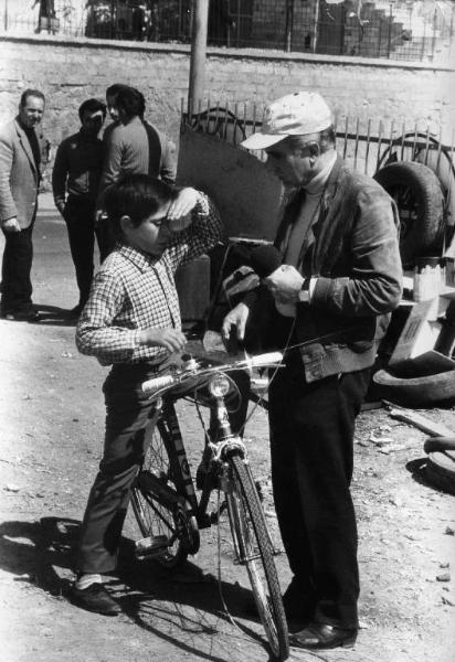 Set del film documentario "I bambini e noi" - Regia Luigi Comencini - 1970 - Il regista Luigi Comencini e un bambino sulla bicicletta