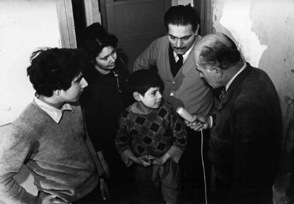 Set del film documentario "I bambini e noi" - Regia Luigi Comencini - 1970 - Il regista Luigi Comencini intervista un bambino e la sua famiglia