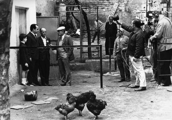 Set del film documentario "I bambini e noi" - Regia Luigi Comencini - 1970 - Il regista Luigi Comencini fa un'intervista in un pollaio