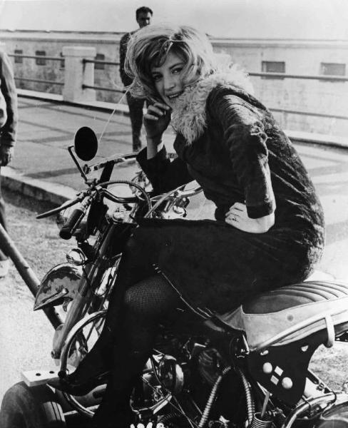 Scena dell'episodio "La minestra" del film "Le bambole" - Regia Franco Rossi - 1965 - L'attrice Monica Vitti su una motocicletta