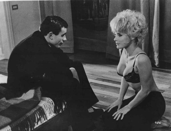 Scena dell'episodio "Il trattato di eugenetica" del film "Le bambole" - Regia Luigi Comencini - 1965 - Gli attori Piero Focaccia ed Elke Sommer in reggiseno