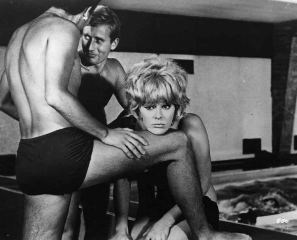 Scena dell'episodio "Il trattato di eugenetica" del film "Le bambole" - Regia Luigi Comencini - 1965 - Gli attori Piero Focaccia ed Elke Sommer