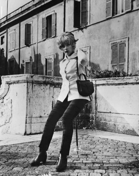 Scena dell'episodio "Il trattato di eugenetica" del film "Le bambole" - Regia Luigi Comencini - 1965 - L'attrice Elke Sommer