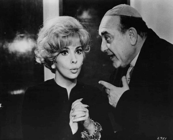 Scena dell'episodio "Monsignor Cupido" del film "Le bambole" - Regia Mauro Bolognini - 1965 - L'attrice Gina Lollobrigida e un attore non identificato in abiti ecclesiastici