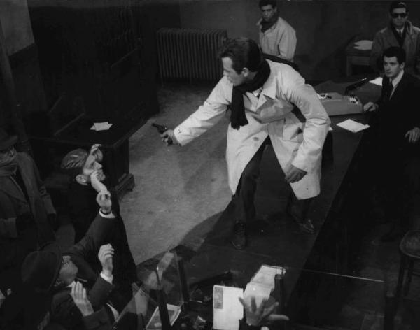 Scena del film "La banda Casaroli" - Regia Florestano Vancini - 1962 - L'attore Renato Salvatori rapina una banca armato di pistola