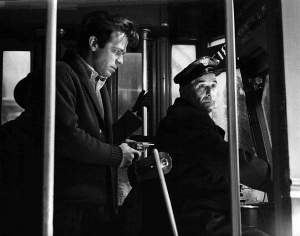 Scena del film "La banda Casaroli" - Regia Florestano Vancini - 1962 - L'attore Renato Salvatori su un tram punta la pistola contro il conducente