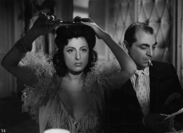 Scena del film "Il bandito" - Regia Alberto Lattuada - 1946 - Gli attori Anna Magnani e Mino Doro