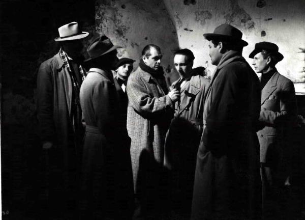 Scena del film "Il bandito" - Regia Alberto Lattuada - 1946 - Gli attori Mino Doro e Folco Lulli e attori non identificati