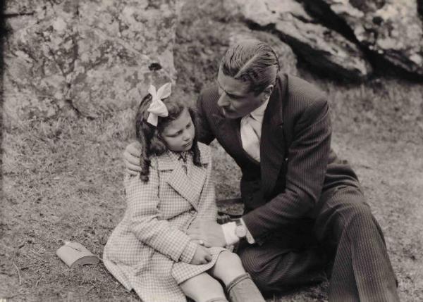 Scena del film "Il bandito" - Regia Alberto Lattuada - 1946 - L'attore Amedeo Nazzari e una bambina