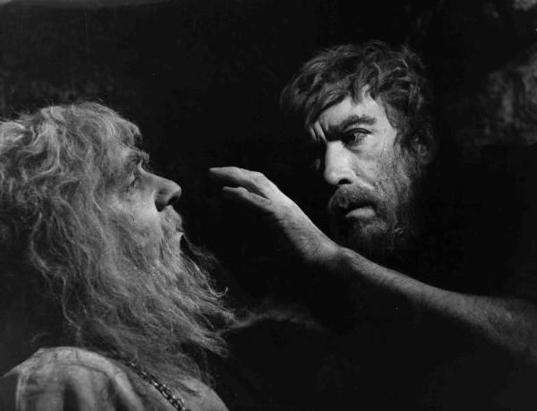 Scena del film "Barabba" - Regia Richard Fleischer - 1962 - L'attore Anthony Quinn e un attore non identificato