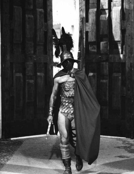 Scena del film "Barabba" - Regia Richard Fleischer - 1962 - Un gladiatore entra nell'arena