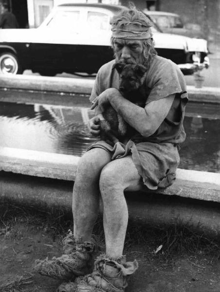 Set del film "Barabba" - Regia Richard Fleischer - 1962 - L'attore Anthony Quinn abbraccia un cane durante una pausa di lavorazione