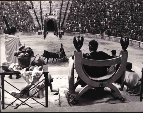 Scena del film "Barabba" - Regia Richard Fleischer - 1962 - L'attore Anthony Quinn sul trono osserva l'ingresso dei gladiatori nell'arena colma di spettatori sulle gradinate