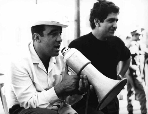Set del film "La battaglia di Algeri" - Regia Gillo Pontecorvo - 1966 - L'operatore Marcello Gatti al megafono