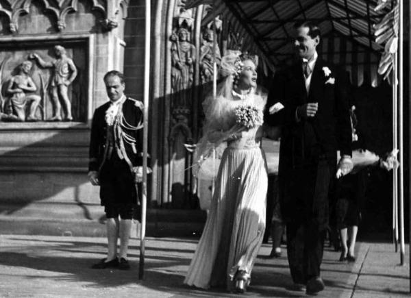 Scena del film "Batticuore" - Regia Mario Camerini - 1939 - Gli attori Assia Noris, in abito da sposa, e John Lodge all'uscita della chiesa per il matrimonio