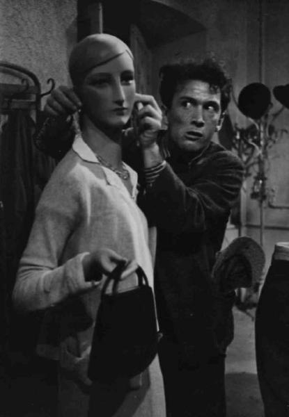 Scena del film "Batticuore" - Regia Mario Camerini - 1939 - L'attore Maurizio D'Ancora accanto a un manichino