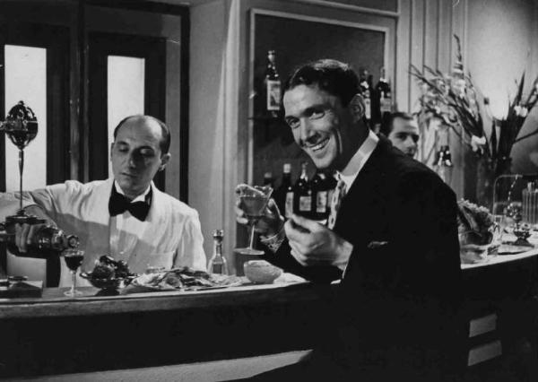 Scena del film "Batticuore" - Regia Mario Camerini - 1939 - L'attore Maurizio D'Ancora al bar