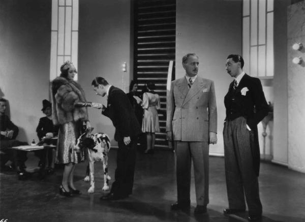 Scena del film "Il bazar delle idee" - Regia Marcello Albani - 1941 - Gli attori Lilian Hermann, con un cane al guinzaglio, e Giuseppe Porelli