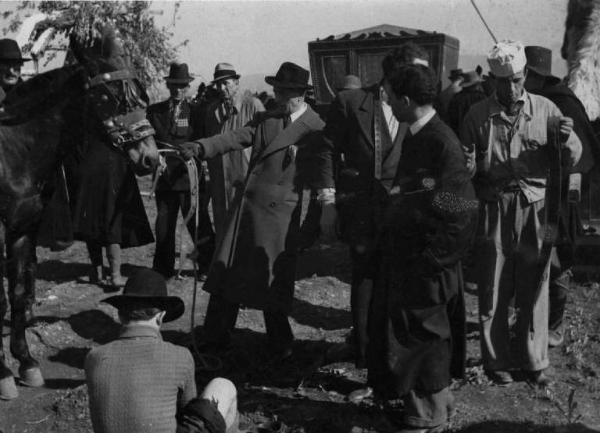 Set del film "Beatrice Cenci" - Regia Guido Brignone - 1941 - Il regista Guido Brignone con gli operatori e un cavallo