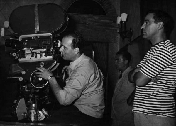 Set del film "Il bell'Antonio" - Regia Mauro Bolognini - 1960 - Il regista Mauro Bolognini dietro la macchina da presa con gli operatori della troupe