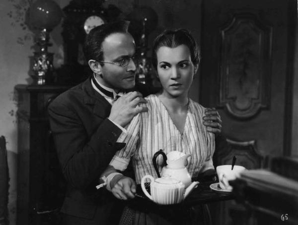 Scena del film "La bella addormentata" - Regia Luigi Chiarini - 1942 - Gli attori Luisa Ferida e Osvaldo Valenti