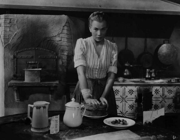 Scena del film "La bella addormentata" - Regia Luigi Chiarini - 1942 - L'attrice Luisa Ferida in cucina