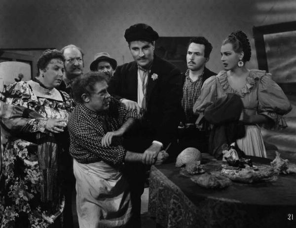 Scena del film "La bella addormentata" - Regia Luigi Chiarini - 1942 - Gli attori Gildo Bocci, Amedeo Nazzari, Luisa Ferida e attori non identificati