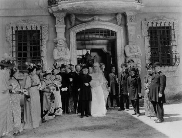 Scena del film "La bella addormentata" - Regia Luigi Chiarini - 1942 - Gli attori Luisa Ferida e Osvaldo Valenti sposi, in abiti nuziali, e attori non identificati davanti alla chiesa