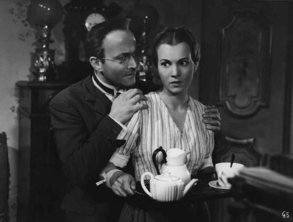 Scena del film "La bella addormentata" - Regia Luigi Chiarini - 1942 - Gli attori Luisa Ferida e Osvaldo Valenti