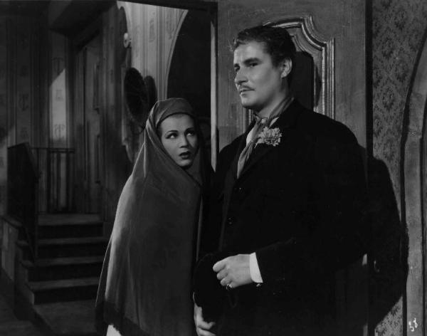 Scena del film "La bella addormentata" - Regia Luigi Chiarini - 1942 - Gli attori Amedeo Nazzari e Luisa Ferida