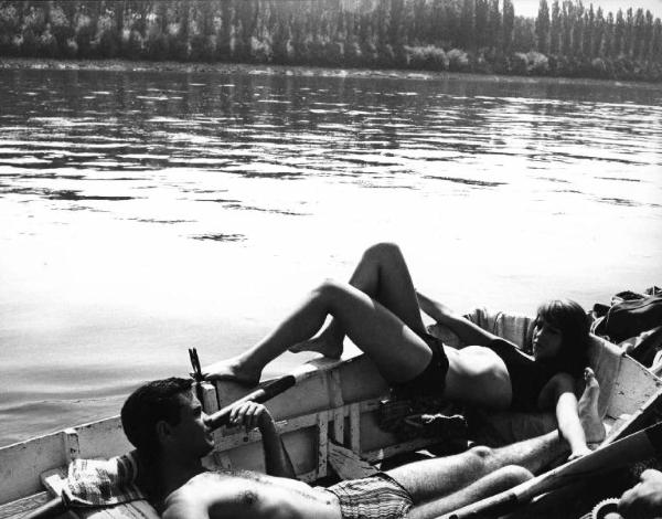 Scena del film "La bella di Lodi" - Regia Mario Missiroli - 1963 - Gli attori Stefania Sandrelli e Angel Aranda in barca al fiume