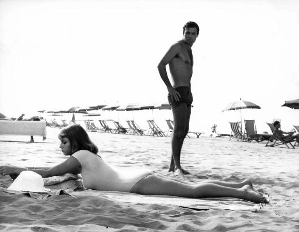 Scena del film "La bella di Lodi" - Regia Mario Missiroli - 1963 - Gli attori Stefania Sandrelli e Angel Aranda in spiaggia