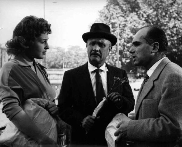 Set del film "La bella di Roma" - Regia Luigi Comencini - 1955 - Gli attori Silvana Pampanini, Paolo Stoppa e il regista Luigi Comencini